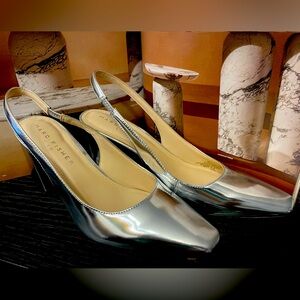 Marc Fisher Valinda Slingback Heel in Silver Patent Leather, Size 6, LIKE NEW